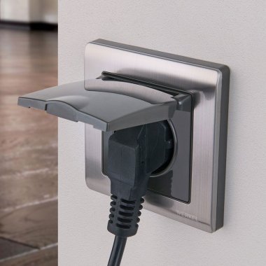 Фотография товара 'Werkel W1171202 Розетка влагозащ. с зазем. с защит. крышкой и шторками глянцевый никель'