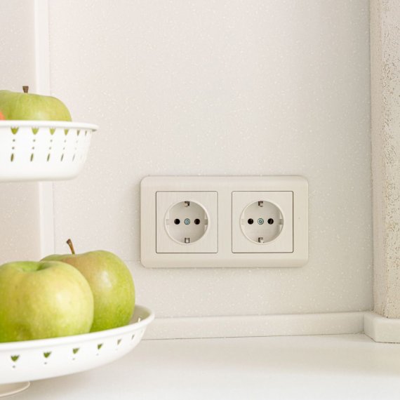 Фотография товара 'Werkel WL13-SKGS-01-IP44 Розетка с заземлением и шторками'