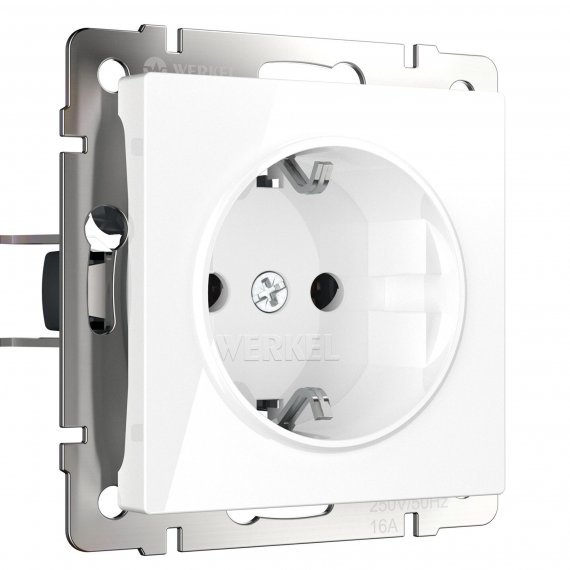 Фотография товара 'Werkel W1171101 Розетка с заземлением и шторками белая'